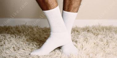 мужские ноги в носках